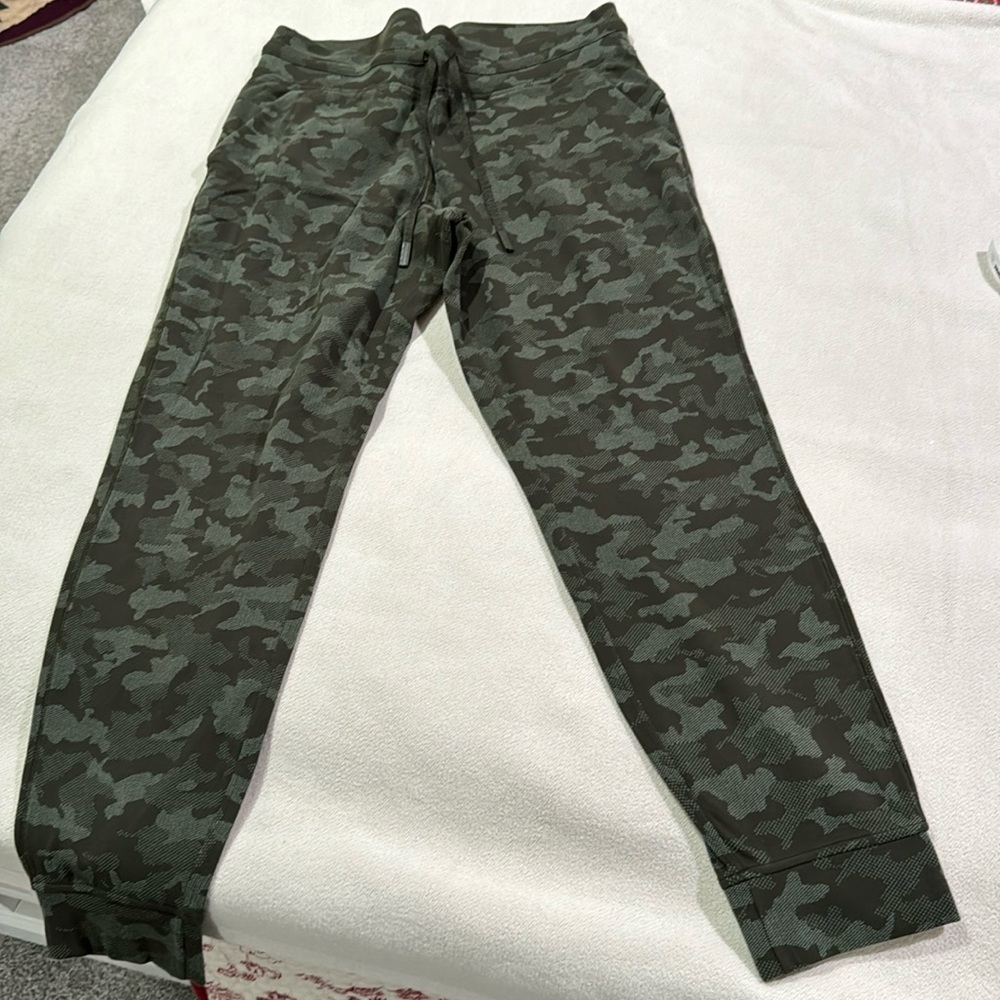 Lululemon soft jogger Sz 12 military green camo